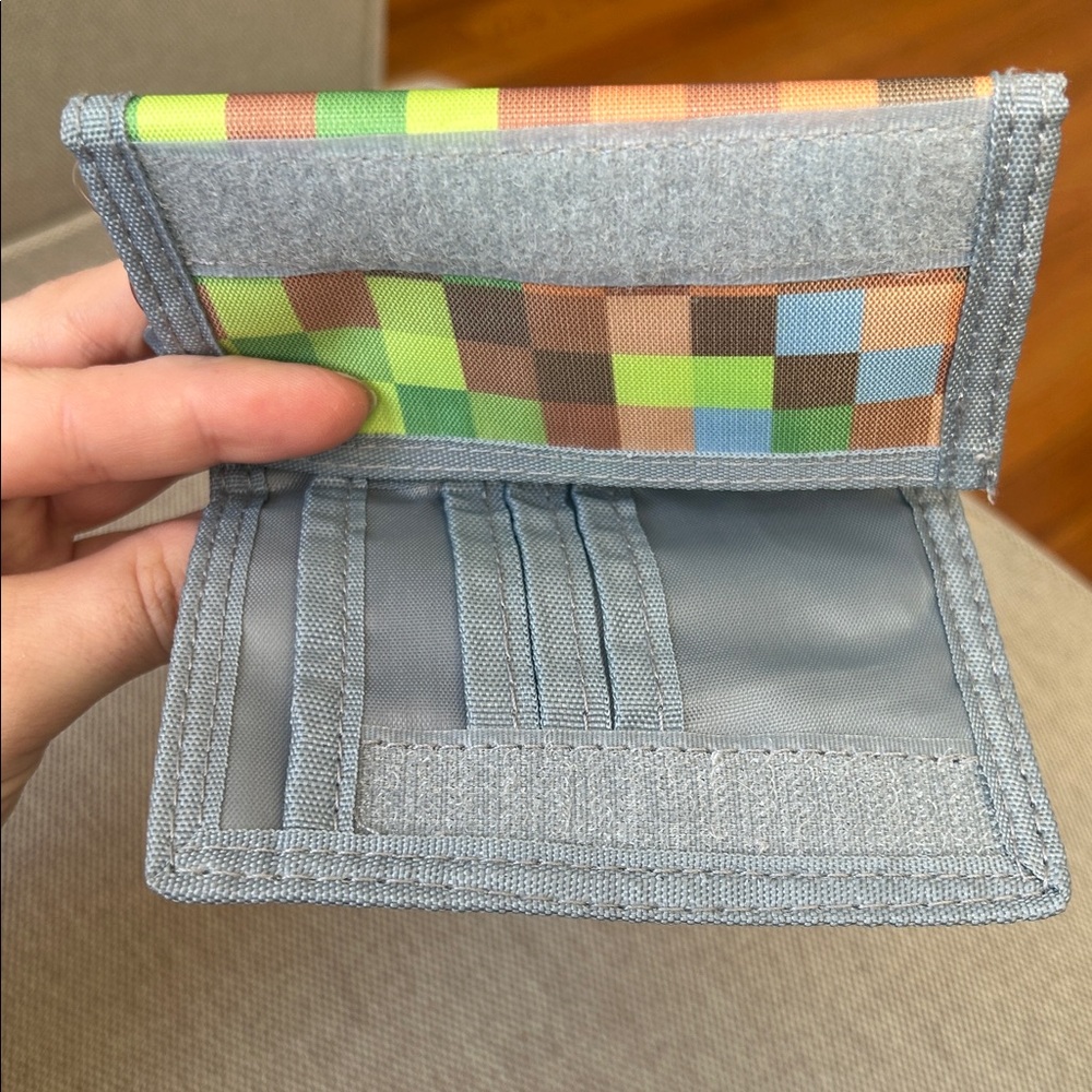 Pixel Pattern Keychain Wallet - Picture 5 of 8